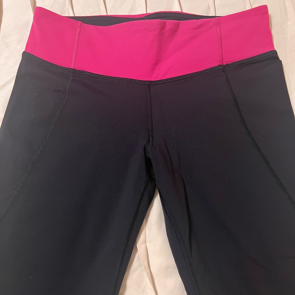 Lululemon Yoga Leggings Womens Size 8 Black Pink Cropped Capris Slit - Picture 4 of 12
